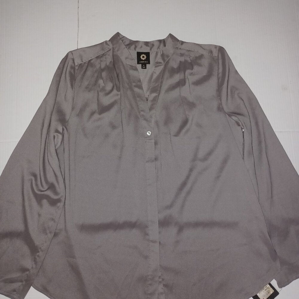 AMBER SUN WOMEN'S V-NECK HIDDEN BUTTON BLOUSE